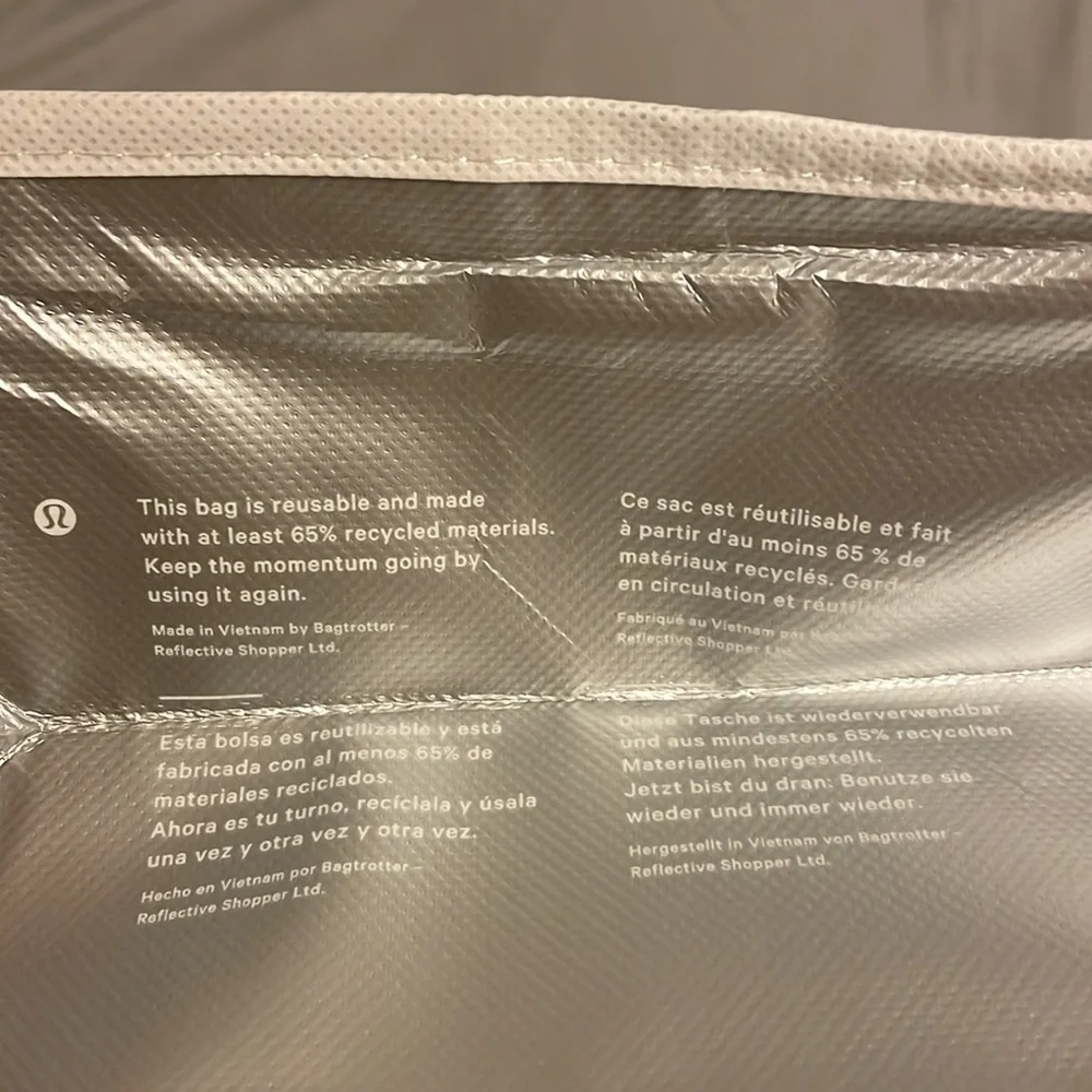 Lululemon large bag - Picture 2 of 8